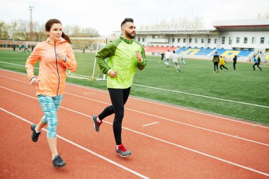 Genç çift koşuyor