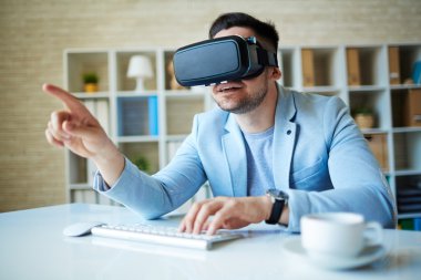 sanal bilgisayar kullanarak iş adamı 