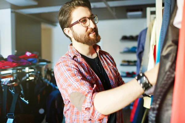 Man shopping för kläder — Stockfoto