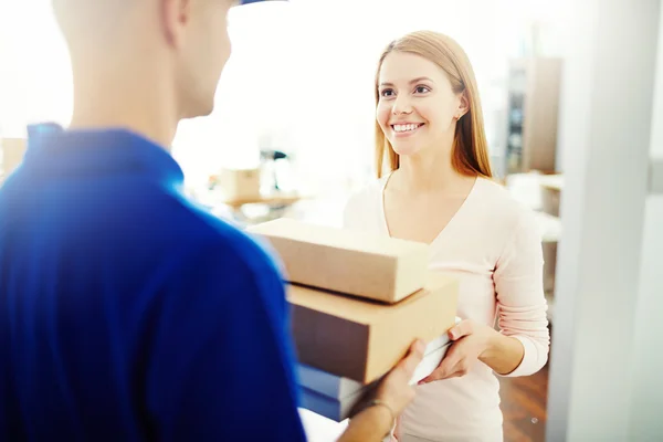 Vrouw ontvangen pakketten — Stockfoto