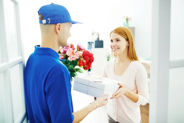Delivery man giving flowers — Stock Photo, Image