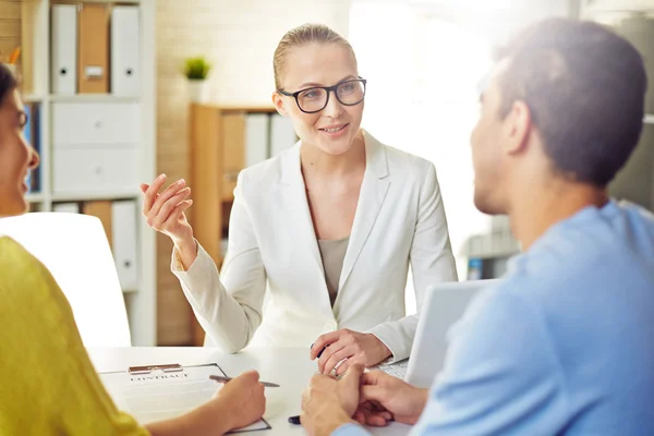 Manager mit Schlüssel aus neuer Wohnung — Stockfoto