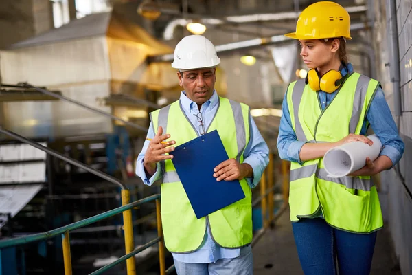 Ingenieros en cascos uniformes y protectores —  Fotos de Stock