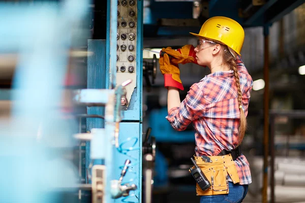 Donna in uniforme riparazione — Foto Stock