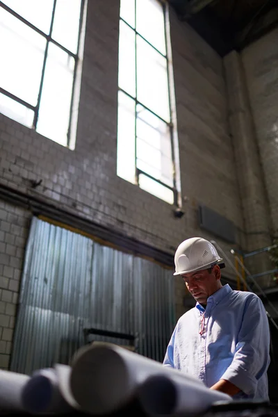 Ingeniero maduro trabajando — Foto de Stock