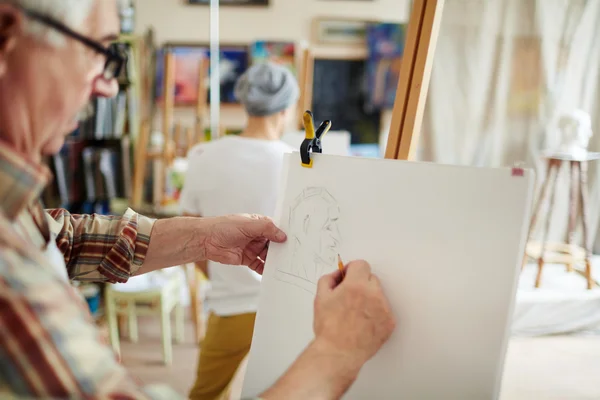 Homem sênior desenho na aula de arte — Fotografia de Stock