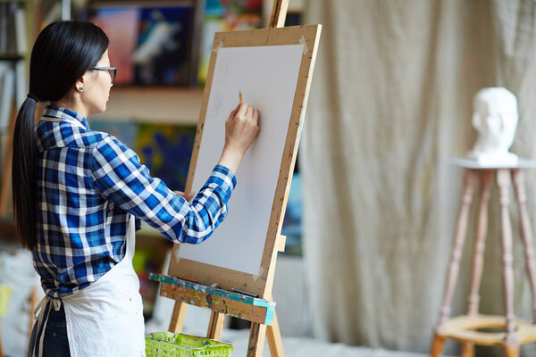 Young woman studying in art class 