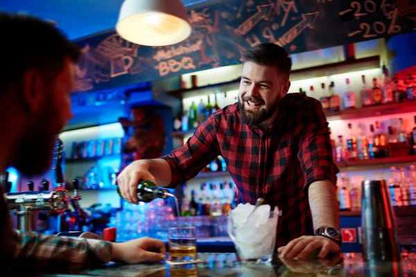 Barman olhando para o cliente — Fotografia de Stock