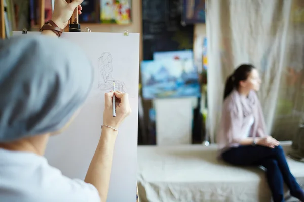 Studente che disegna una donna in studio — Foto Stock