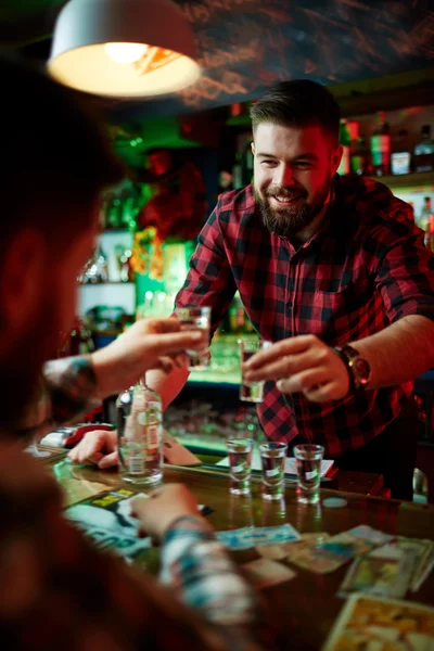 Barman clinking com cliente — Fotografia de Stock