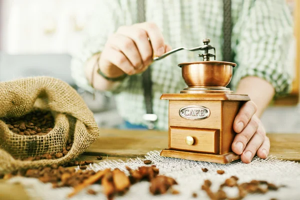 Barista slipning kaffe — Stockfoto