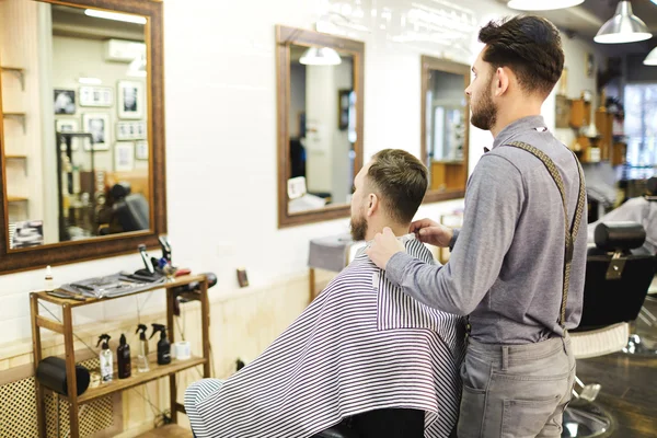 Man visiting barbershop — Stock Photo, Image