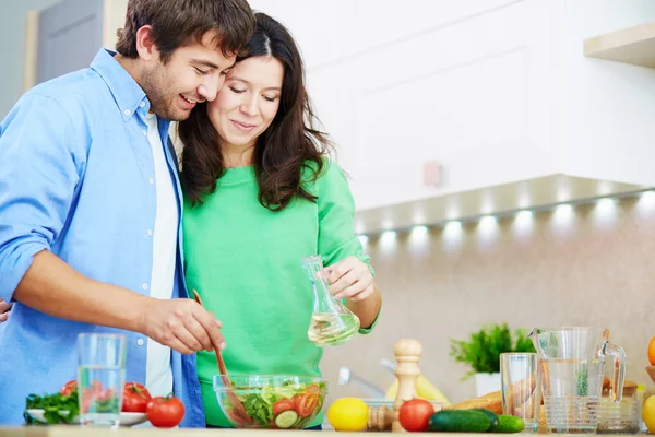 Couple cooking dinner — Stock Photo, Image