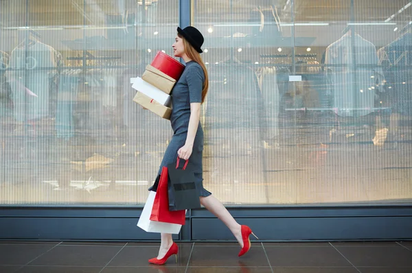 Жінка ходить з коробками — стокове фото