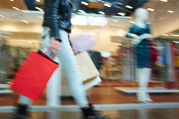 Mujer llevando bolsas — Foto de Stock