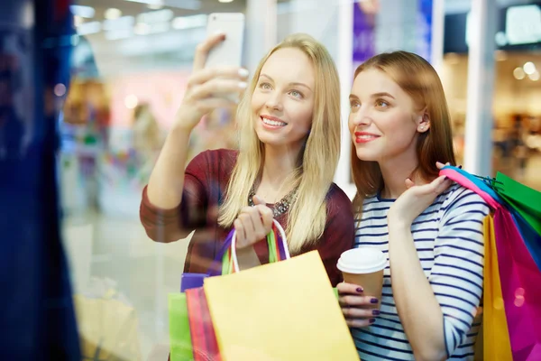 Mulheres a tomar Selfie — Fotografia de Stock