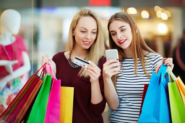 Mujeres leyendo sms — Foto de Stock