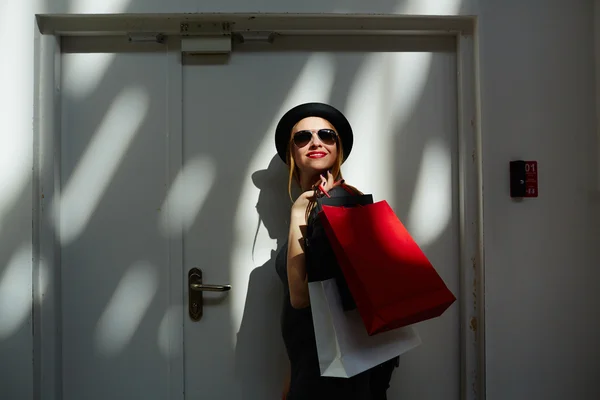 Mujer dejando la tienda — Foto de Stock