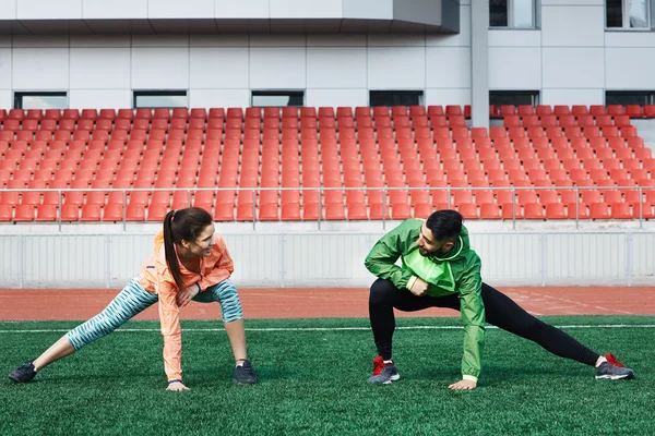 Hombre y mujer calentándose — Foto de Stock