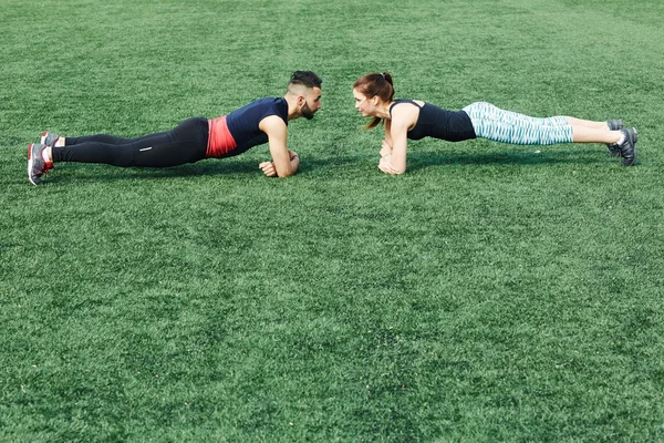 Sporty couple doing planks — Stock Photo, Image