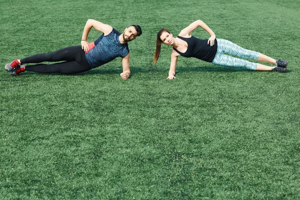 Sporty couple doing planks — Stock Photo, Image