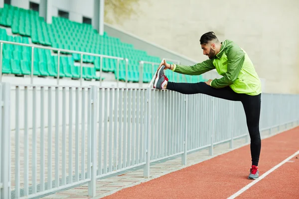 Man beoefenen van stretching oefening — Stockfoto