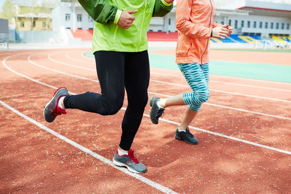 Man en vrouw joggen — Stockfoto