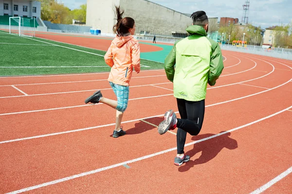 Treinamento de corredores no estádio — Fotografia de Stock