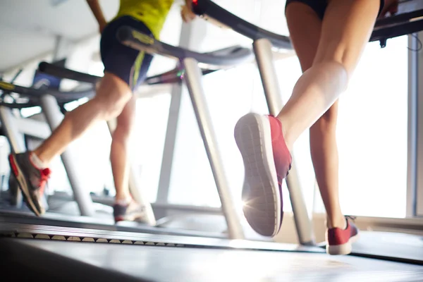 Gente corriendo en cintas de correr — Foto de Stock