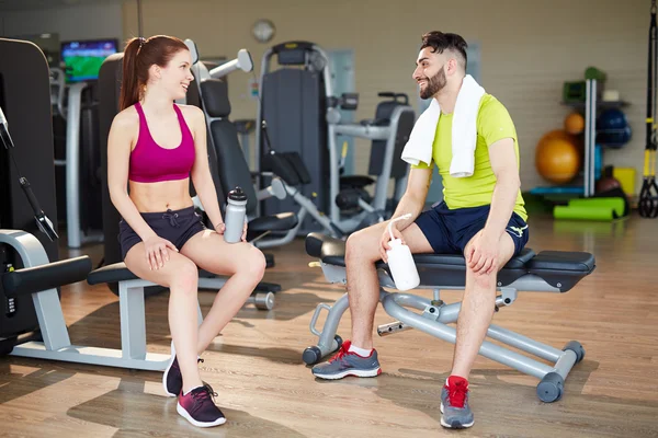 Frau und Mann im Gespräch — Stockfoto