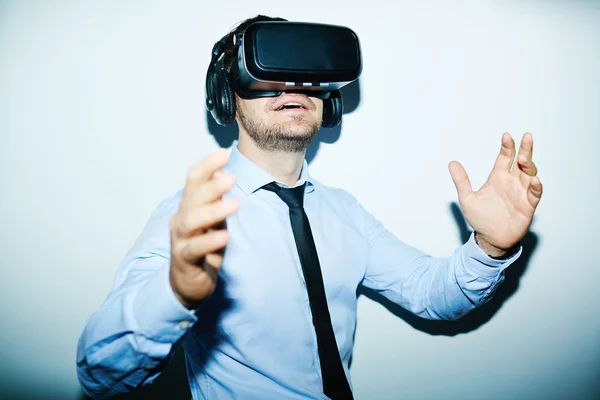 Homem desfrutando de ambiente virtual — Fotografia de Stock