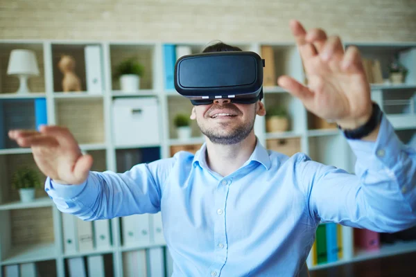 Empresário em fone de ouvido realidade virtual — Fotografia de Stock