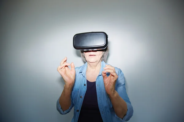 Mujer con auriculares de realidad virtual — Foto de Stock