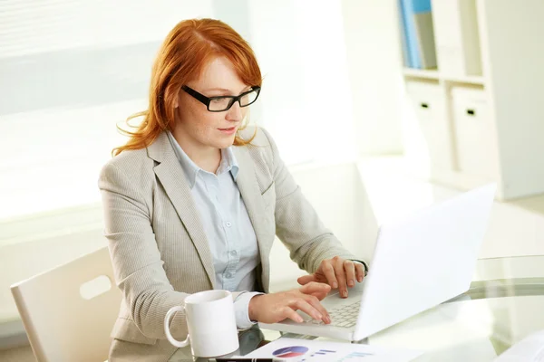 Mulher de negócios que trabalha com laptop — Fotografia de Stock