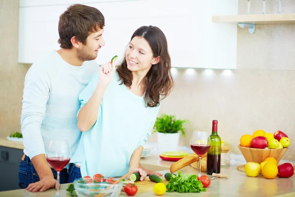 Couple cooking dinner — Stock Photo, Image