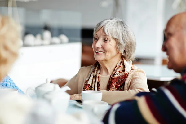 Personas mayores hablando por el té — Foto de Stock