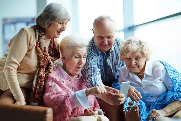 Personnes âgées amicales avec smartphone — Photo