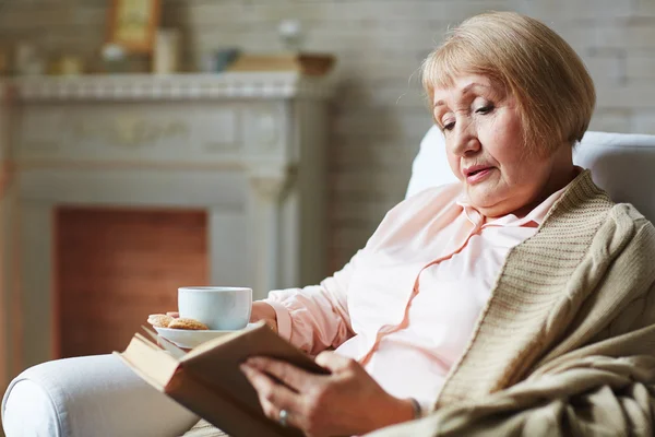 Senior woman reading book — Stock Photo, Image