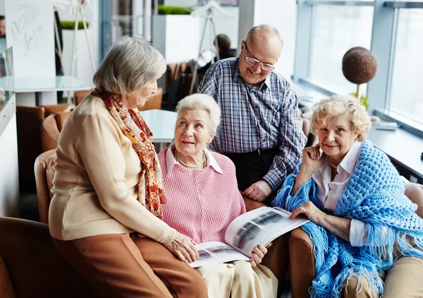 Seniorer avkopplande i café — Stockfoto
