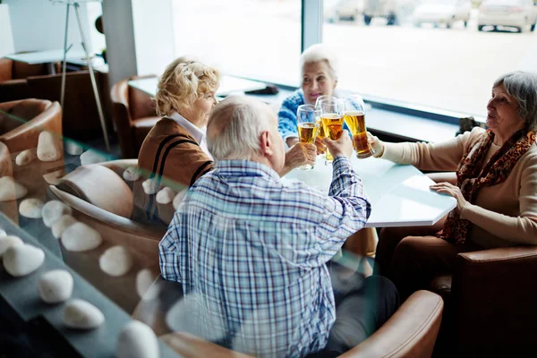 Пожилые люди пьют пиво — стоковое фото