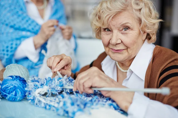 Donna anziana che lavora a maglia — Foto Stock