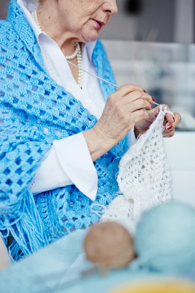 Mujer anciana tejiendo — Foto de Stock