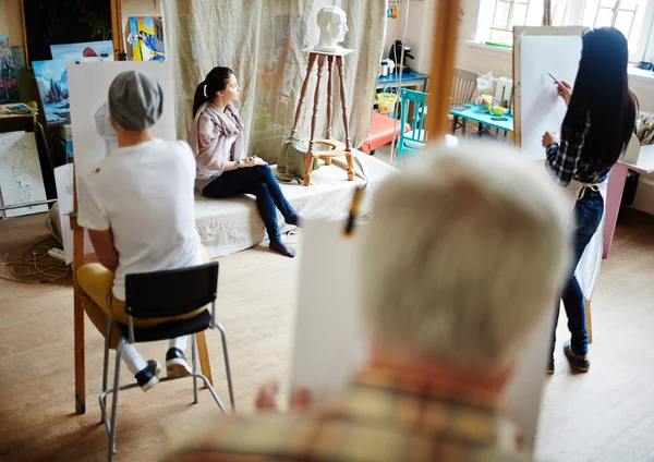 Students drawing girl posing in workshop — Stock Photo, Image