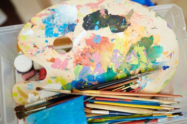 Akrilik boyalar paletle