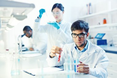 Laboratuvar işçilerin çalışma 
