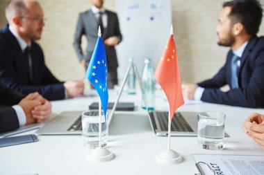 Mavi ve kırmızı AB bayrakları