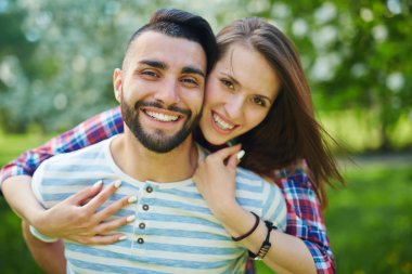 Genç kucaklayan Çift