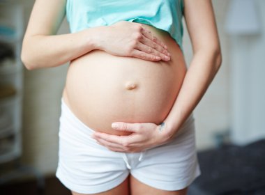 Hamile kadının karnı.