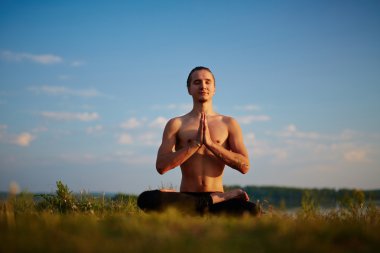 Genç adam meditasyon yapıyor.