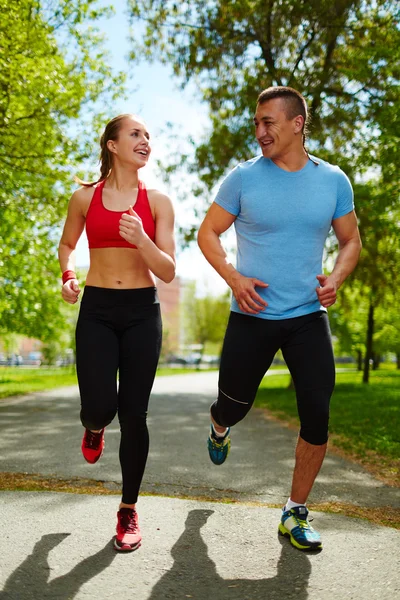 Young couple running — Stock Photo, Image